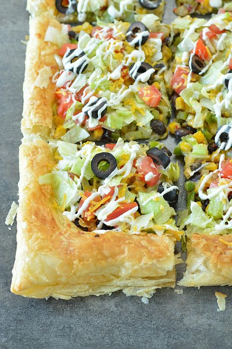 Easy Puff Pastry Taco Pizza, Vegetarian Puff Pastry Taco Pizza Mexican Puff Pastry, Puff Pastry Mexican Appetizers, Puff Pastry Veggie Pizza, Mexican Puff Pastry Recipes, Vegetable Puff Pastry, Puff Pastry Taco Bake, Taco Puff Pastry, Puff Pastry Tacos, Easy Taco Pizza