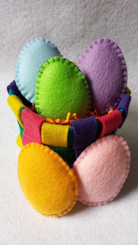 Munchkin and Bean: Woven Felt Baskets Waldorf Spring, Felt Easter Eggs, Felt Easter Crafts, Felt Eggs, Sensory Items, Felt Basket, Toddler Class, Baby Mobil, Waldorf Crafts