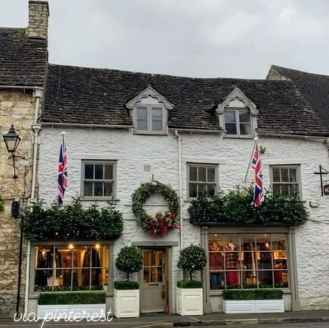 Tiny &cozy country house &cottages British Country Christmas, Cotswolds England Aesthetic, Christmas In The Countryside, English House Aesthetic, English Countryside Winter, English Countryside Christmas, Christmas Cotswolds, English Christmas Aesthetic, British Christmas Aesthetic