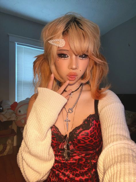 blonde wolfcut coquette gyaru grunge y2k mullet asian style inspo emo goth makeup tutorial douyin fashion Gyaru With Piercings, Gyaru Fashion Makeup, Gyaru Spidersona, Gyaru Makeup Y2k, Wolfcut Drawing Tutorial, Gothic Gyaru Makeup, Goth Gyaru Fashion, Gyaru Hairstyles Tutorial, Gyrua Girl Makeup