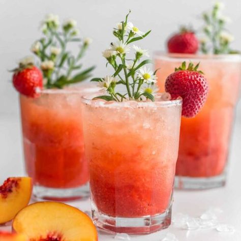 Strawberry Peach Spritzer - World of Vegan Summer Mocktail Recipes, Pina Colada Mocktail, Summer Mocktail, Summer Mocktails, Spritzer Recipes, Easy Mocktail Recipes, Blueberry Mojito, Mojito Mocktail, 23 Summer