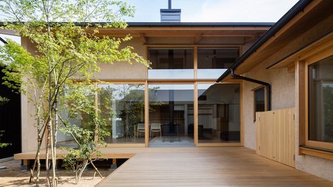 Japanese architect Takashi Okuno designed this house with a U-shaped plan, to ensure every room has a view of the tree in the central courtyard Japanese Courtyard House, Japanese Courtyard, Southwest House, Japanese Modern House, Modern Japanese House, Modern Courtyard, Japanese Home Design, Japanese Style House, Traditional Japanese House