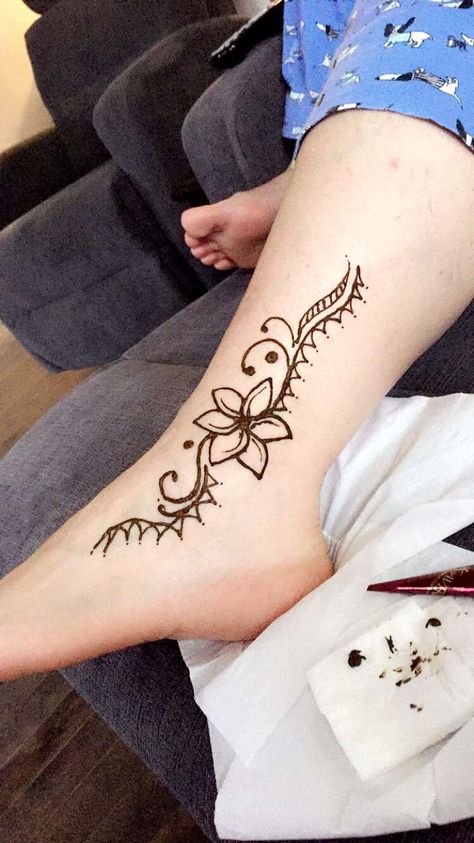 Henna Ankle Tattoo, Henna Tattoo Designs Ankle, Ankle Henna Tattoo, Leg Henna Tattoo, Henna Making, Ankle Henna Designs, Simple Foot Henna, Ankle Henna, Henna Ankle