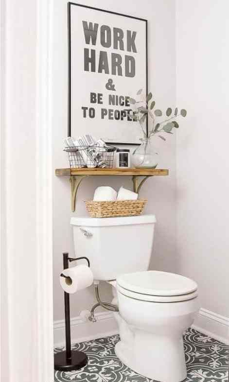 Small bathroom decorating ideas perfect for a girl on a budget. Wc Decoration, Single Shelf, Shelf Bathroom, Boho Bathroom, Toilet Storage, Apartment Bathroom, Bathroom Shelf, Small Bathroom Decor, Ideas Bathroom