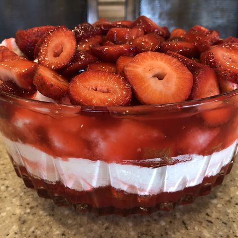 Strawberries coated in a strawberry glaze are layered with whipped topping and pound cake creating a delightful strawberry shortcake trifle. Twinkie Desserts, Shortcake Trifle, Healthy Strawberry Shortcake, Strawberry Shortcake Trifle, Healthy Strawberry, Trifle Recipe, Refreshing Desserts, Dessert Toppings, Strawberry Desserts