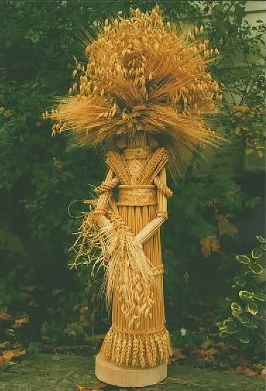 Halloween style! Fall Harvest Festivals! Mabon! Grain Goddess by Renske Helmuth. Corn Dollies Pagan, Wheat Garden, Wheat Symbol, Wheat Weaving, Food Growing, Corn Dolly, Corn Husk Dolls, Spiritual Images, Art Pretty