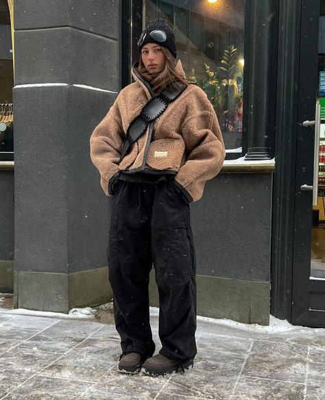 Tomboy Winter Outfits, Sherpa Jacket Outfit, Fleece Jacket Outfit, Fur Jacket Outfit, New York Aesthetic Outfits, Street Style Outfits Casual, Fleece Outfit, New York Outfits, Winter Outfits Cold