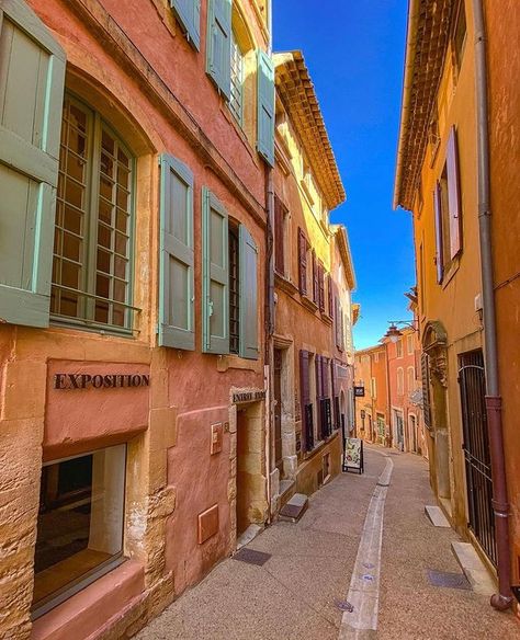 Linda Vandendaele (@lilith_of_the_valley1) • Photos et vidéos Instagram French Provence, Amazing Places, Provence, The Good Place, Road, On Instagram, Instagram