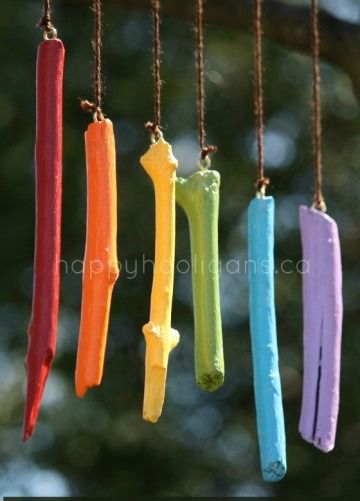 homemade wind chimes - happyhooligans - painted stick wind chimes Eye Floaters, Carillons Diy, Wind Chimes Homemade, Twig Crafts, Happy Hooligans, Outdoor Fun For Kids, Sensory Garden, Rainbow Paint, Diy Wind Chimes