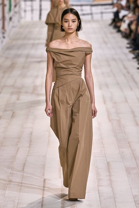 Spring 2024 Runway Trends, Spring Collection 2024, Trousers Runway, Off Shoulder Top Outfit, Elevated Workwear, Neutrals Outfit, Dior 2024, 2024 Couture, Christian Outfits