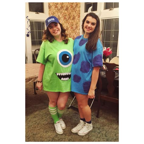 Monster's Inc costume DIY Monster Ag Kostüm, Monsters Inc Costume Diy, Partner Costumes, Dynamic Duo Costumes, Partner Halloween Costumes, Disney Duos, Diy Monsters, Duo Costumes, Bff Halloween Costumes