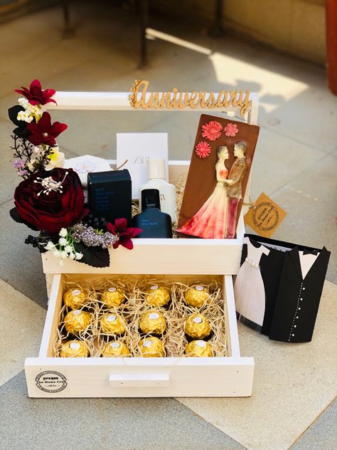 Anniversary Bouquet Gift Ideas, 25th Anniversary Hamper Ideas, Anniversary Hamper Ideas, Anniversary Gift Hampers, 25th Anniversary Gift Ideas, Anniversary Hamper, 40 Anniversary, Wedding Gift Hampers, Birthday Room