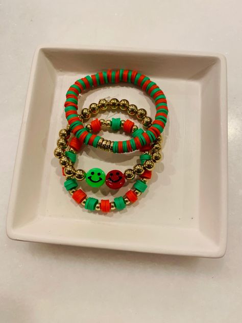 Braclets Ideas Beaded Christmas, Christmas Braslet Ideas, Christmas Preppy Bracelet, Preppy Xmas Bracelets, Preppy Clay Bead Bracelets Christmas, Bracelets For Christmas, Christmas Themed Clay Bead Bracelets, Cute Clay Bead Bracelet Ideas Christmas, Holiday Clay Bead Bracelet Ideas