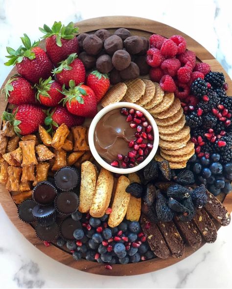 Easy Dessert Board - Ain't Too Proud To Meg Dessert Platter Ideas, Dessert Boards, Grazing Platter, Dessert Board, Starry Eyes, Fest Mad, Dessert Platter, Charcuterie Inspiration, Party Food Platters