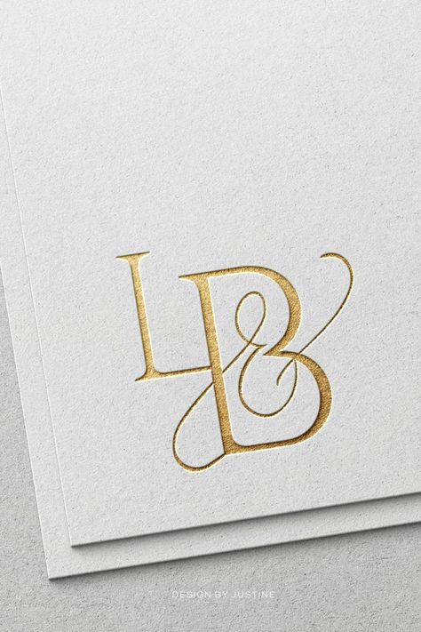 Création d'un logo monogramme pour une entreprise de design floral spécialisée dans les mariages de luxe. Papeterie dorée designer floral, logo monogramme, logo élégant, minimaliste pour designer floral. Mock-up : @freepik. Logo sur mesure, logo minimal, logo monogramme, identité de marque, identité de marque sur mesure, logo designer floral, logo fleuriste #logosurmesure #logomonogramme #logodoré #identitévisuelle #identitédemarque #logodesignerfloral #logofleuriste #supportprint Colorful Logo Ideas, Wedding Planner Brand, Logo Luxe, Luxe Logo, Cursive Logo, Logo Monogramme, Boho Invitations, Logo Creator, Logo Minimal