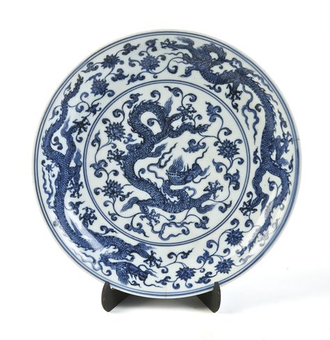 A Ming Dynasty blue and white circular dragon dish, the base with six character mark of Xuande (1426-1435). Ming Dynasty Pottery, Asian Porcelain, Porcelain Dishes, Chinese Blue, Chinese Pottery, Song Dynasty, Porcelain Dish, Blue And White China, Chinese Ceramics