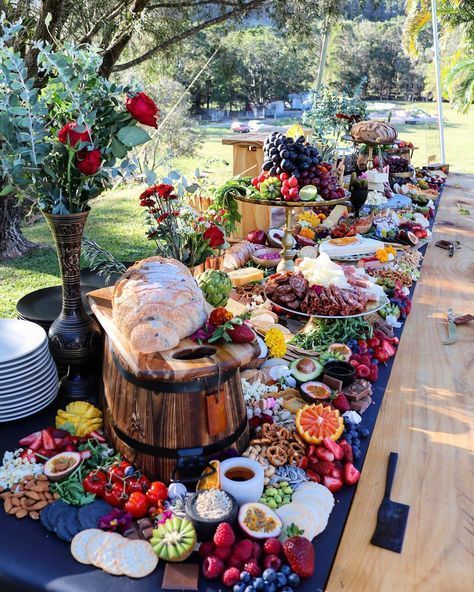 If you are in love with Grazing tables or just trying your hand at making your own then you will love this Roundup of the BEST 5 Grazing tables we fell in love with. Zoom in on the images an… Fest Mad, Ayam Bakar, Edible Crafts, Grazing Table, Party Food Platters, Charcuterie And Cheese Board, Food Stations, Food Displays, Grazing Tables