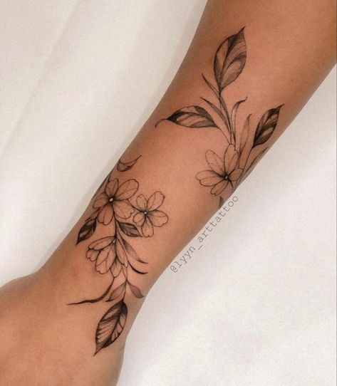 Vine Around Arm Tattoo, Arm Wrap Tattoo, Wrap Around Wrist Tattoos, Maching Tattoos, Around Arm Tattoo, Wrap Around Tattoo, Flower Tattoo Ideas, Wrap Tattoo, Chic Tattoo