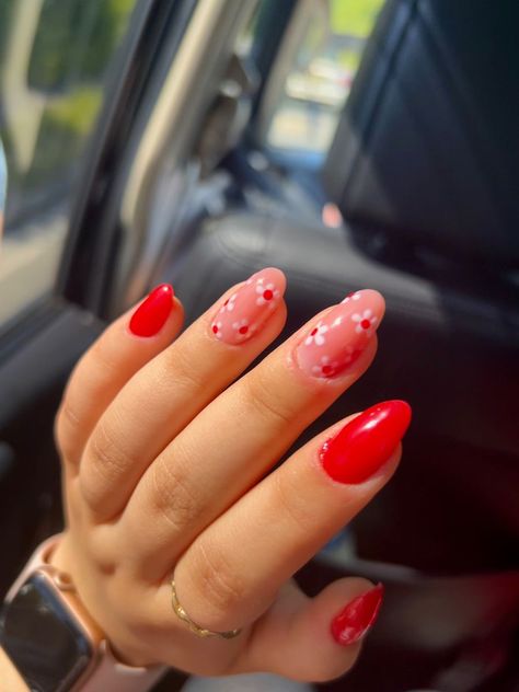 Red flower summer nails Fun Summer Nails Red, Red Beach Nails, Red Nails Cute, Flower Summer Nails, Summer Nails Red, Red Spring Nails, Summer Nails 2022 Color Trends, Nails Short Summer, Nails Simple Summer