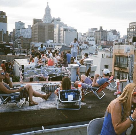 Urban Cityscape Photography, Summer In The City Aesthetic, City Living Aesthetic, Outside Projector, Nyc Summer Aesthetic, Manhattan Summer, New York City Summer, Wine Lifestyle, Urban Bedroom