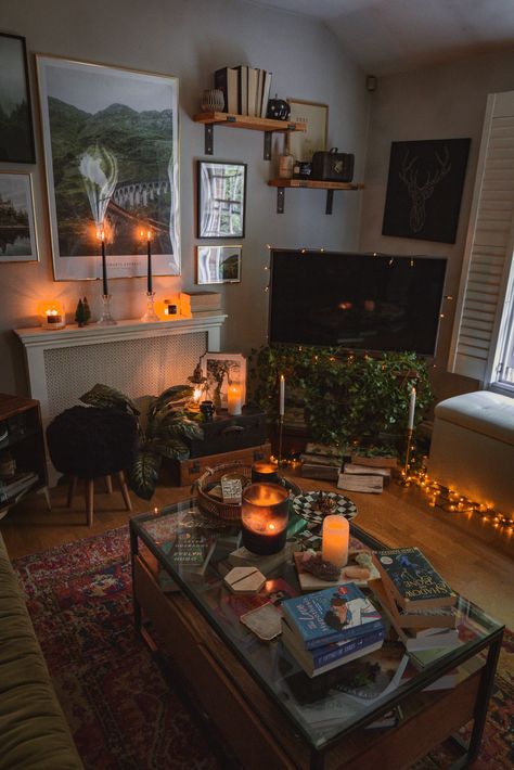 7 simple ways to add personality to your living room - Kelly Prince Writes Grunge Living Room, Witchy Living Room, Halloween Living Room, Home Decor Ideas Bedroom, Witchy Home Decor, Apartment Decoration, Cosy Living Room, Vintage Living Room, Decor Ideas Bedroom