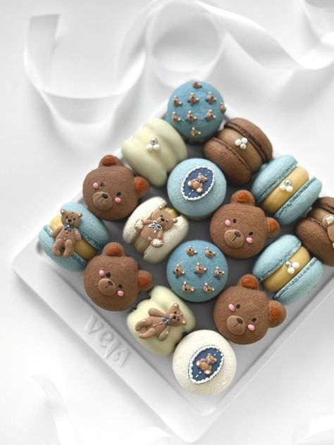 Macaron Decoration Ideas, Bear Macarons, Themed Macarons, Macaron Designs, Macaron Decoration, Custom Macarons, Chocolate Macaroon, French Macaroon Recipes, Christmas Macarons