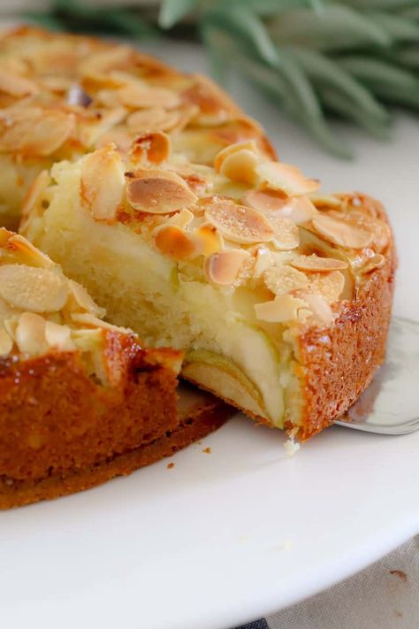 Easy Apple Cake Apple Cake Recipe Easy, Cake Recipes Uk, Easy Apple Cake, Apple Cake Recipe, Box Recipes, Torte Cupcake, Fruitcake Recipes, Australian Food, Delectable Desserts