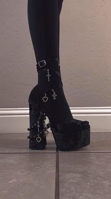 Grunge High Heels, Monster High Platform Shoes, Emo Heels, Monster High Heels, Goth Boots Aesthetic, Dollskill Heels, Goth Barbie Aesthetic, Deftones Girl Aesthetic, Goth High Heels