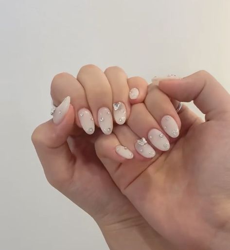 White Korean Nail Art, Korean Nails With Gems, Korean Idol Nails, Aesthetic Korean Nails, White Douyin Nails, Gelx Apres Nails, Moonlight Nails, Nails Asian, Valentine Nail Ideas