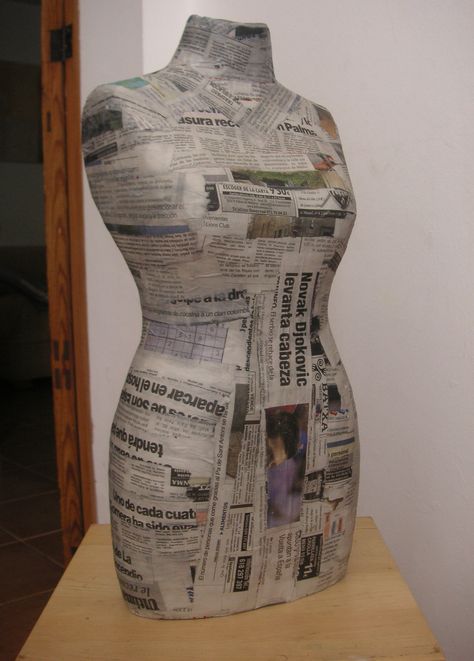 Hace tiempo que andaba buscando un maniquí de papel maché para poner sobre la cómoda de la habitación y poder colgar collares. El problema es que la mayoría son demasiado pequeños para mi gusto. Al… Mannequin Diy, Mini Dress Form, Clothing Store Interior, Vintage Mannequin, Paper Craft Ideas, Boutique Display, Paper Mache Sculpture, Dress Forms, Sewing Art