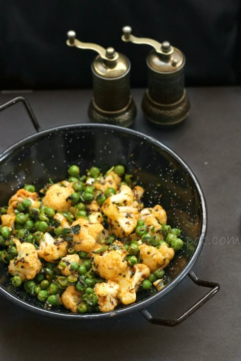 Cauliflower And Peas Recipe, Indian Cauliflower, Pea Curry, Healhty Meals, Veggie Dinners, Indian Vegetarian Dishes, Indian Side Dishes, Veg Curry, Vegetarian Sides