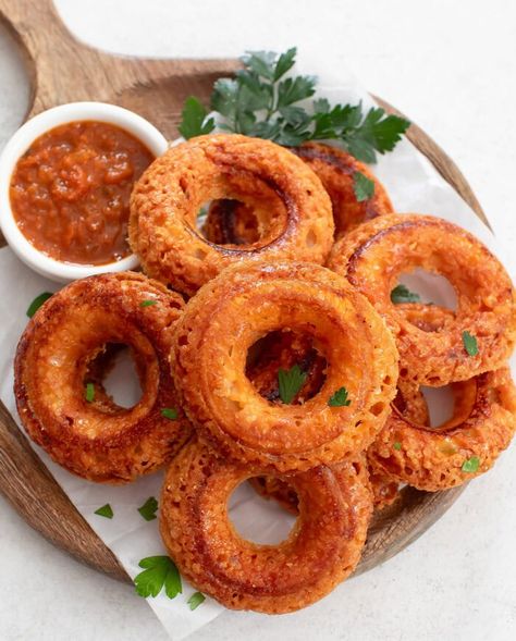 Healthy Onion Rings, Keto Onion Rings, Gluten Free Onion Rings, Onion Patties, Crispy Onion Rings, Baked Onion Rings, Onion Rings Recipe, Baked Onions, Crispy Cheese