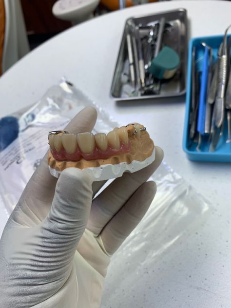 Dental Assistant Aesthetic, Assistant Aesthetic, Dental Lab Technician, Dental Assistant School, Dental Hygienist School, Dental Impressions, Dental Aesthetics, Dental Hygiene School, Dentistry Student