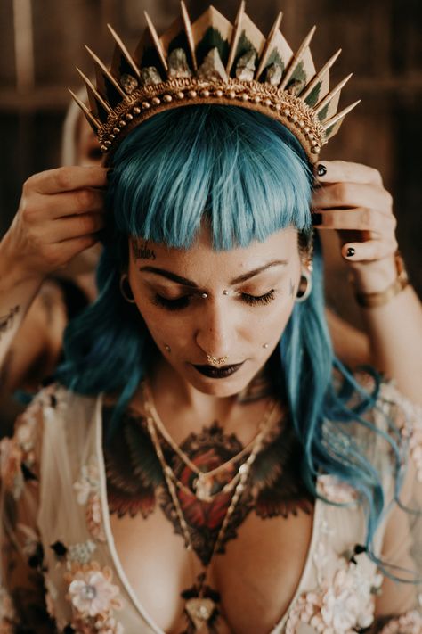 Funky Bridal Hair, Edgy Wedding Makeup Brides, Punk Wedding Hairstyles, Unique Bride Looks, Wedding Hair Edgy, Blue Hair Wedding, Blue Hair Bride, Alternative Bridal Hair, Alternative Wedding Hairstyles