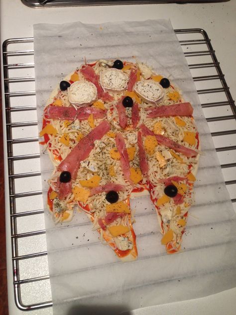 Star Wars Dinner. The Pizza Falcon Star Wars Pizza Ideas, Star Wars Dinner Food, Star Wars Inspired Food, Star Wars Snacks Party, Space Themed Dinner, Star Wars Pizza, Star Wars Dinner, Star Wars Food Ideas, Themed Dinner Ideas