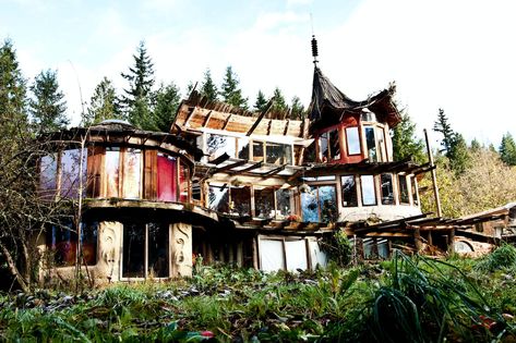 SunRay Kelley Didn’t Just Build Fantastical Homes—He Created Worlds - Dwell Sunray Kelley, Live Off Grid, Living Off Grid, Toyota Dolphin, Orcas Island, Cathedral Windows, Places To Live, Solar Electric, Forest House