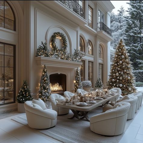 Elegant Christmas Living Room, Christmas Mansion Interior, Traditional House Aesthetic, House Rooms Ideas, Old Money House Decor, Christmas House Aesthetic, Mansion Christmas Decor, Winter Home Interior, Holiday Home Interiors