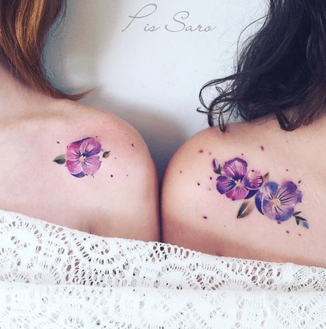 We Just Wet Our Plants Over These Super Realistic Flower Tattoos - I Can Has Cheezburger? Violet Flower Tattoos, Botanisches Tattoo, Realistic Flower Tattoo, Violet Tattoo, Watercolor Tattoo Flower, Tattoos For Daughters, Sister Tattoos, Friend Tattoos, Flower Tattoo Designs