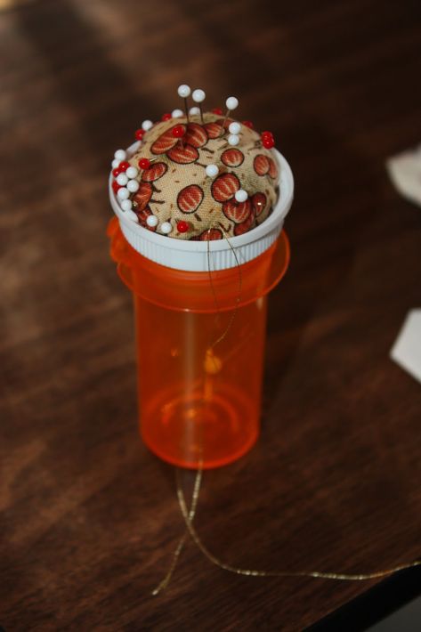 Christy: Traveling Pin Cushion Medicine Bottle Crafts, Sewing Mat, Thread Catchers, Pill Bottle Crafts, Scrapbooking Retreats, Mat Ideas, Christmas Patchwork, Pill Bottle, Decorative Bottles