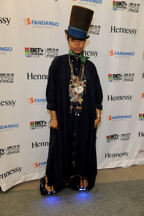 erykah badu style | Erykah Badu Chats With Vogue About Her Influential Style Erika Badu Style, Eryka Badu, Erykah Badu Style, Hat Business, Afro Punk Fashion, Black Sisters, African American Culture, Erykah Badu, Artsy Style