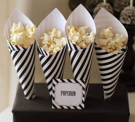 Black and White Popcorn Cones Popcorn Cones, Decoration Buffet, Halloween Popcorn, White Popcorn, Black White Parties, Black And White Cookies, White Cookie, Paper Cones, Miniature Cake