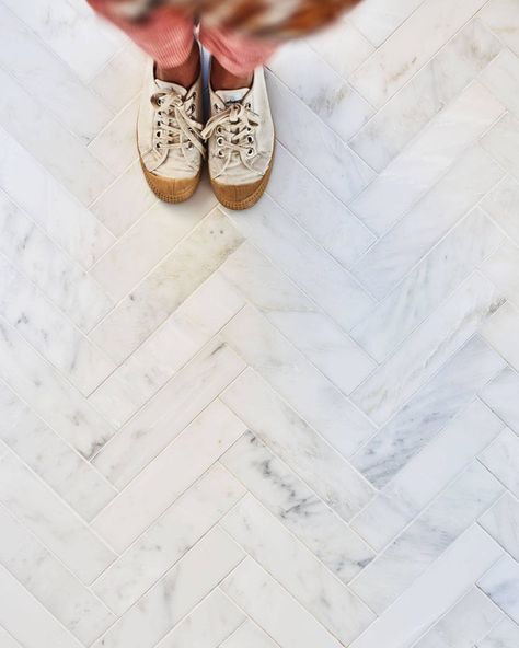 Claybrook UK on Instagram: “The beautiful thing about marble is how it can be used to create a classic interior, or one that feels totally modern. We spent an age…” Herringbone Tile Floors, Wet Room Flooring, Kitchen Splashback Tiles, Marble Herringbone, White Marble Tiles, White Tile Floor, Gorgeous Tile, Hexagonal Mosaic, Marble Wall