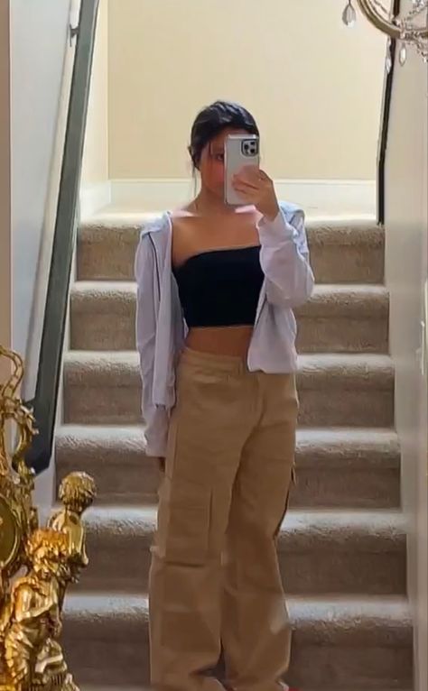 Cargo pant fit Cargo Pants Tube Top Outfit, Tube Top Baggy Pants, Tube Top And Cargo Pants, Outfits W Cargo Pants, Crop Top Big Pants, Big Pants Aesthetic, Tube Outfit Ideas, Tube Top Outfit Aesthetic, Tube Top Aesthetic