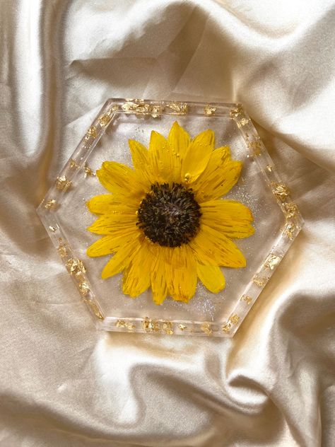 Resin Sunflower, Sunflower Decorations, Sunflower Coaster, Resin Decor, Flower Preservation, Artist Instagram, Custom Ideas, Hanging Frames, Wire Crafts