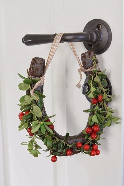 Cute idea..find old horseshoes, wrap with garland and its cute bow on...gift of good luck! Natal Country, Horseshoe Crafts, Equestrian Decor, Horseshoe Art, Cowboy Christmas, Noel Christmas, Country Christmas, Christmas Inspiration, Rustic Christmas