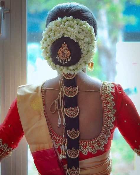 32 Magnificent South Indian Bridal Hairstyles - ShaadiWish #shaadiwish #southindianwedding #southindianbride #bridalhairstyle #southindianbridalhairstyle #braid #gajra #monthlytrends #junetrends Muhurtham Hairstyle, Bridal Bun Hairstyles, South Indian Bridal Hairstyles, Hairstyle For Bride, South Indian Hairstyle, South Indian Wedding Hairstyles, Reception Hairstyles, Bridal Hair Decorations, Hairstyle Bride