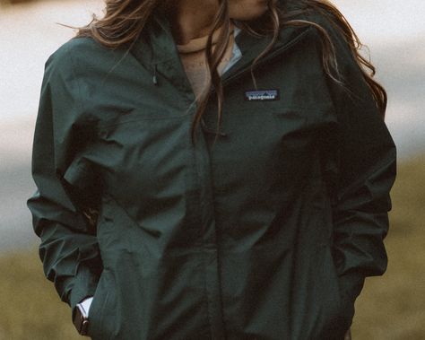 Patagonia Outfit Aesthetic, Patagonia Aesthetic, Green Patagonia Jacket, Patagonia Rain Jacket, Jacket Aesthetic, Green Rain Jacket, Dark Green Jacket, Patagonia Outfit, Patagonia Jacket