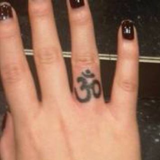 I really want an ohm tattoo on my finger, just not as big as this one. Middle Finger Tattoo, Ohm Tattoo, Ohm Symbol, Knuckle Tattoos, Hand And Finger Tattoos, Tattoo Cover Up, Indian Tattoo, Finger Tattoo, About Tattoo