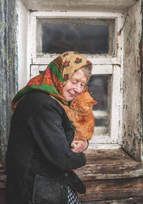 She And Her Cat, Baby Elefant, Photographie Portrait Inspiration, Old Woman, Cat People, 인물 사진, 귀여운 동물, Animals Friends, Cat Lady