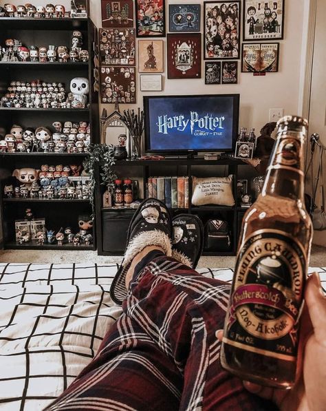 Dorm Room Hogwarts, Harry Potter Dorm Room Ideas, Room Ideas Shifting, Gryffindor Dorm Room, Sketch Harry Potter, Harry Potter Room Aesthetic, Harry Potter Dorm Room, Harry Potter Dorm, Gryffindor Dorm